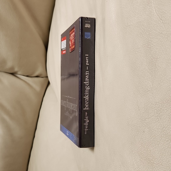 New Twilight Saga Breaking Dawn Part 1 Target Exclusive Blu-Ray DVD Sealed - Picture 3 of 6